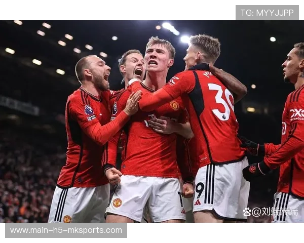 曼联年轻前锋夜间练习：第一触球控制与转身效率并重